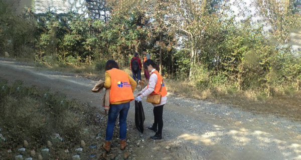 Participate in the ”Ningbo Ancient Road Cleaning“ program, pick up garbage on the Hengxi